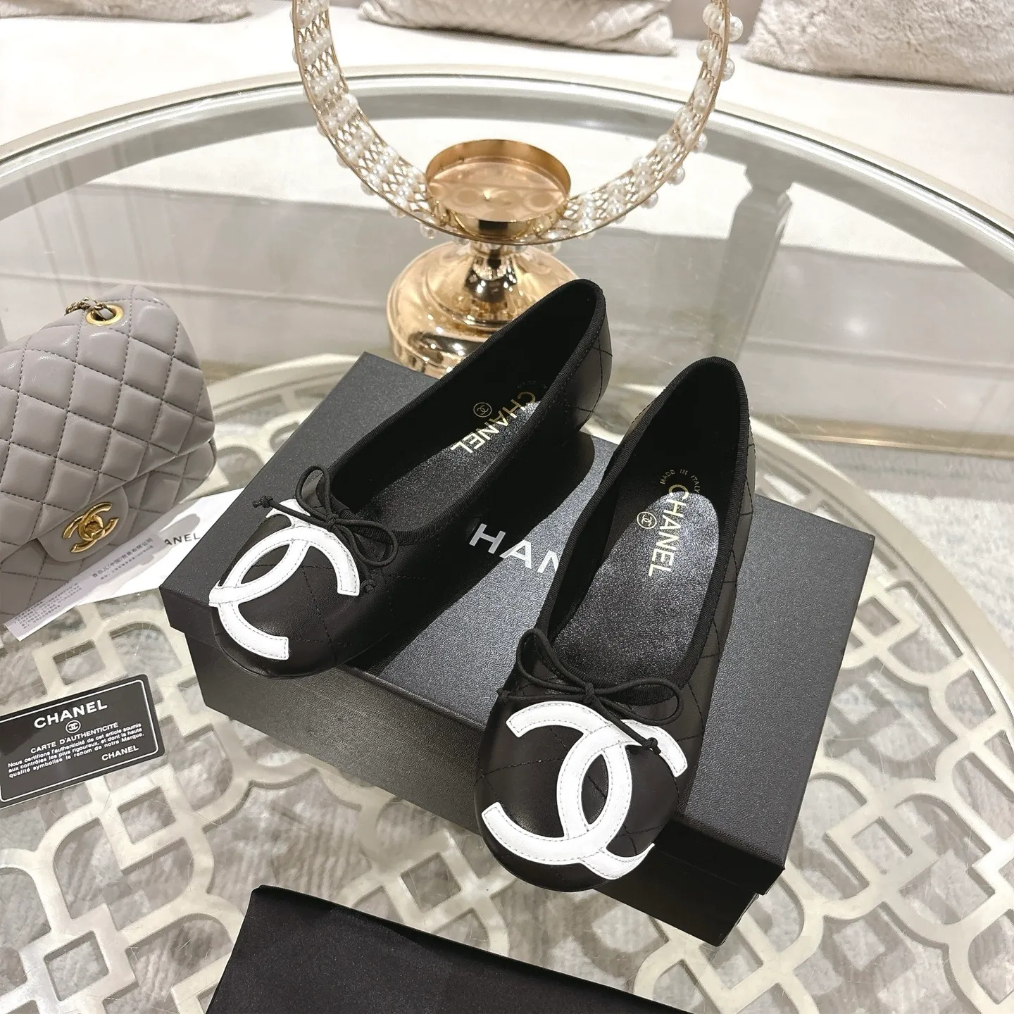 👟👟Ex-factory price 540👟👟 Women's shoes, women's clothing, women's shoes, women's clothing [Purchasing-grade quality] CHANEL Xiaoxiang 25/A new summer bow-tie shoes 💃 This pair of "dancing shoes" is so beautiful! Made of cowhide fabric + exquisite electric embroidery, every detail exudes a sense of high-end ~ classic bow design, Italian genuine leather sole, comfortable and elegant on the feet, a perfect must-have for fairies!  🌟 All counters are from the same source! All materials are customized according to the original 1:1, and are developed and patterned from genuine products. The quality is absolutely assured ~ a classic that must be bought every year, a versatile artifact that looks great whether paired with skirts or jeans!  💖 The perfect finishing touch for summer outfits, sisters, just do it! 👉 Fabric: Imported sheepskin Lining: Imported sheepskin Outsole: Private molded outsole Size: 35-40 Leather surface